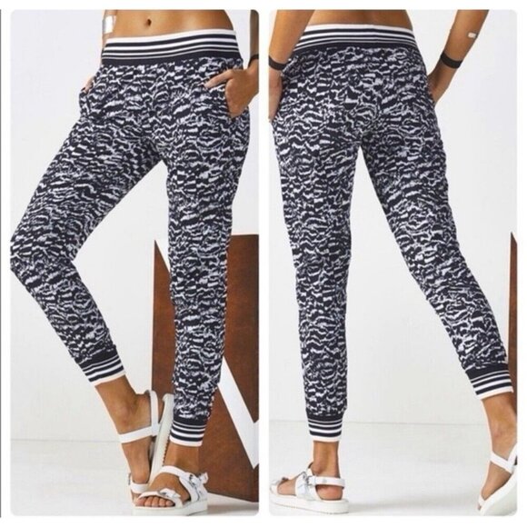 Fabletics Women's Eve Jogger Pants Black Gray Sandstorm Print Size L - Picture 1 of 16